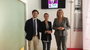 Alcaldesa presentando proyecto RENACE