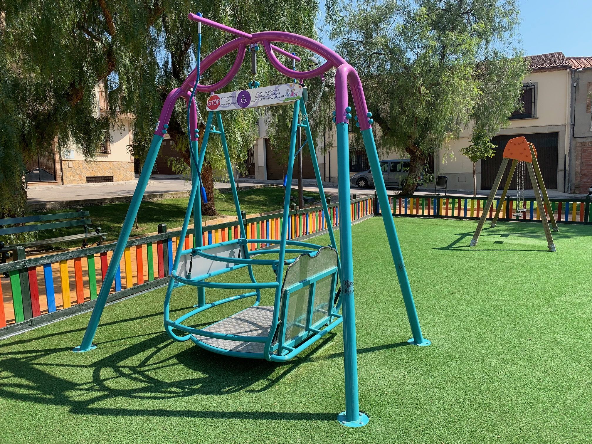 Renovación integral del parque infantil de la avenida del Perú e de un columpio especial para sillas de ruedas - Ayuntamiento de Baeza