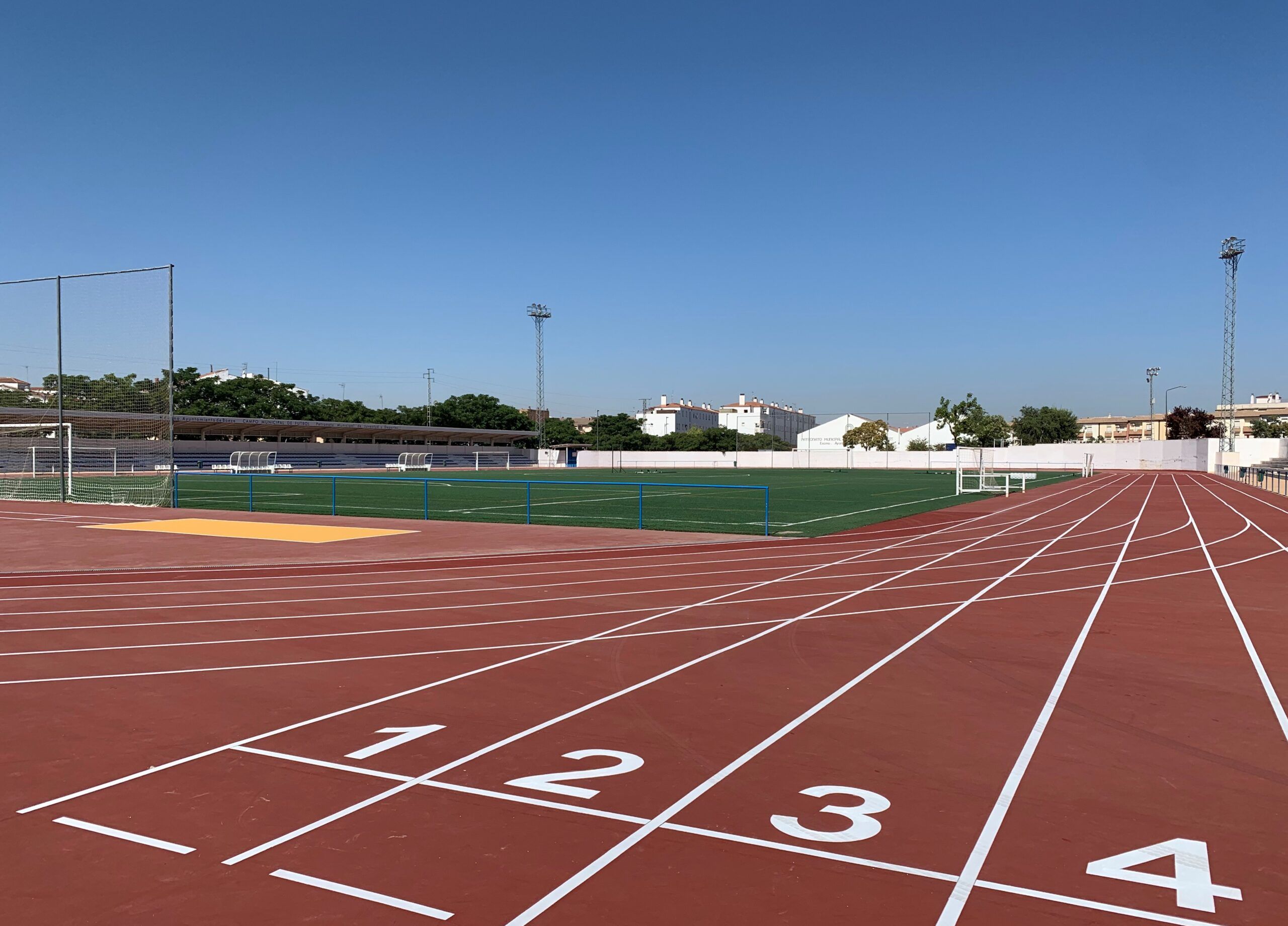 Concluida la intervención de acondicionamiento de la pista de atletismo del Polideportivo Municipal